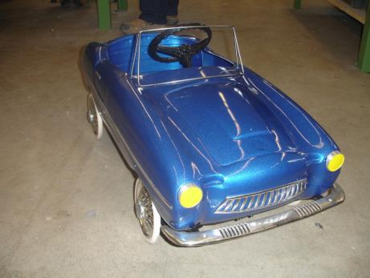 blaues Spielauto restauriert