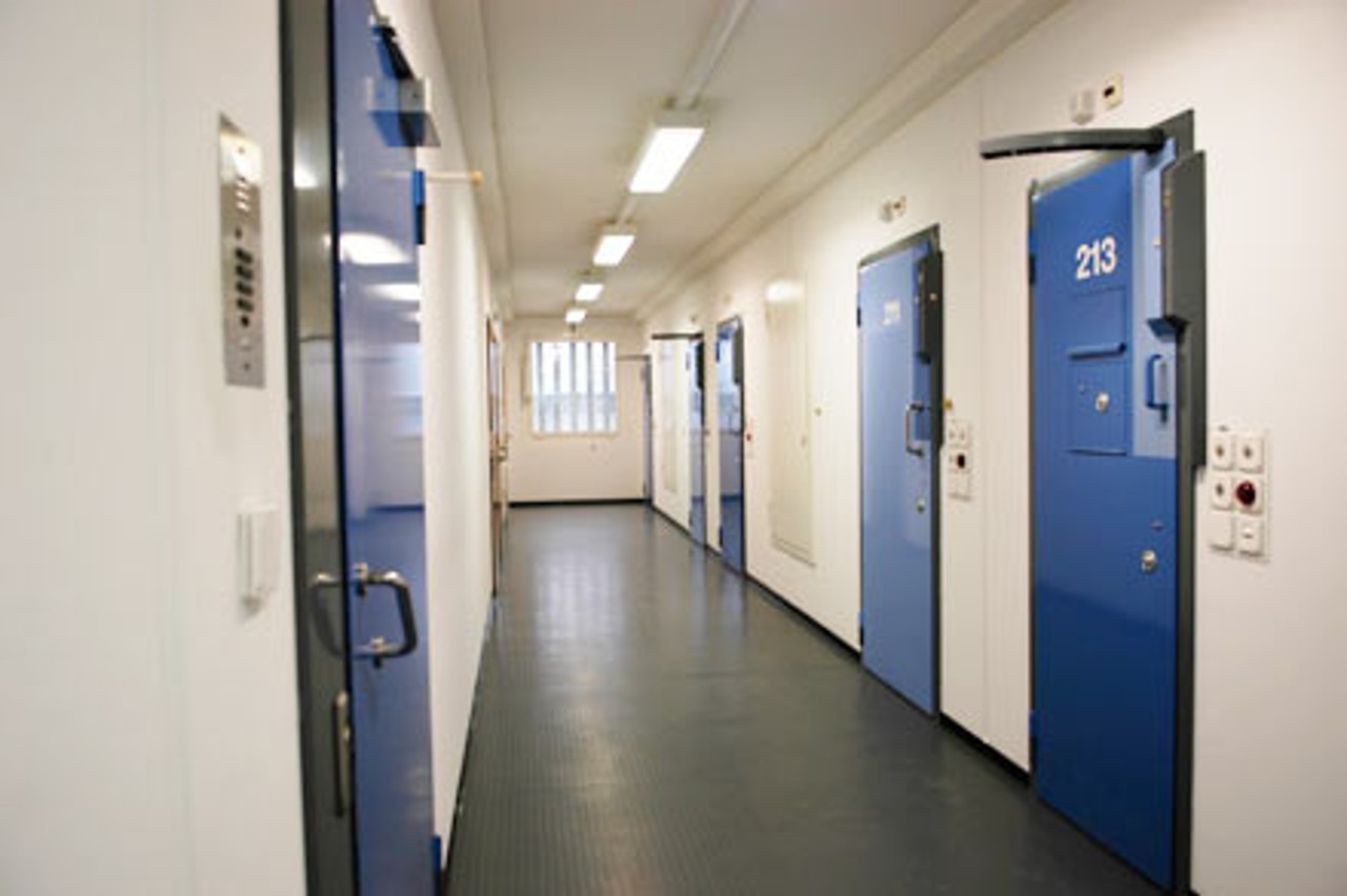 Korridor vom Sicherheitstrakt mit blauen geschlossenen Zellentüren