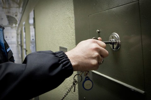 Strafanstalt Zellentüre Mitarbeiter schliesst Zellentüre Abspeiseklappe