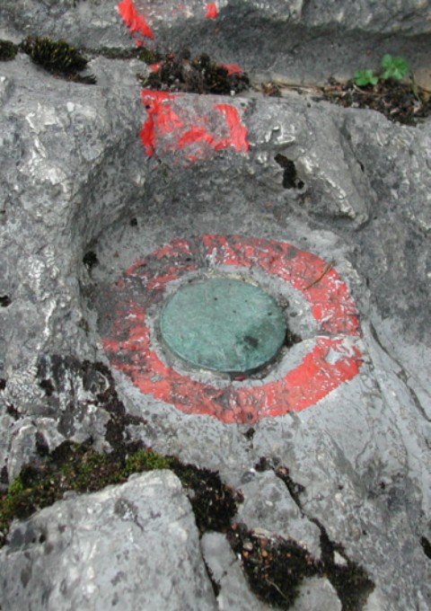 Bronzeplatte im Fels (HFP1)