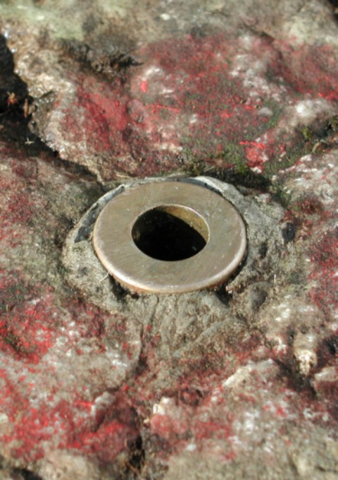Lochbolzen aus Messing in Fels, Stein, Beton