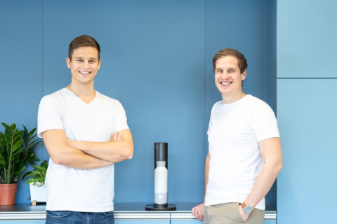 Die beiden Gründer Christian Käser und Linus Lingg sind mit der Flasche "THE FIZZ" in der Nachfüllstation zu sehen. 