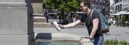 Das Aargauer Start-up Bottle+ hat eine Flasche entwickelt, mit der man jederzeit Sprudelwasser selbst machen kann. Auf dem Bild füllt ein Mann die Flasche an einem Brunnen.  