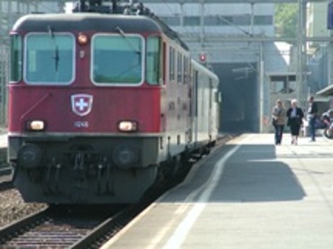 Ein Zug fährt  im Bahnhof Aarau ein.