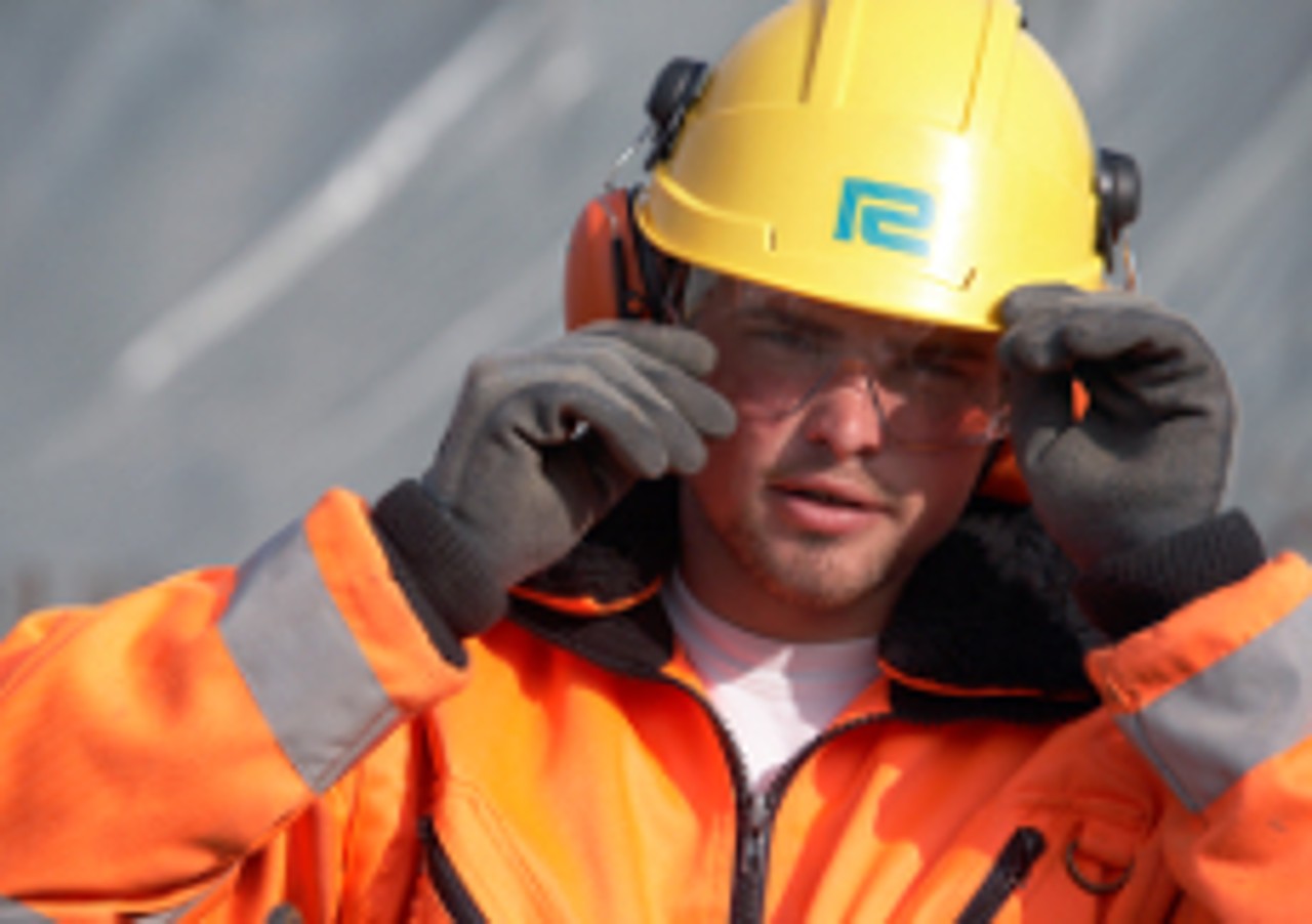 Bauarbeiter mit Schutzbrille und Helm.