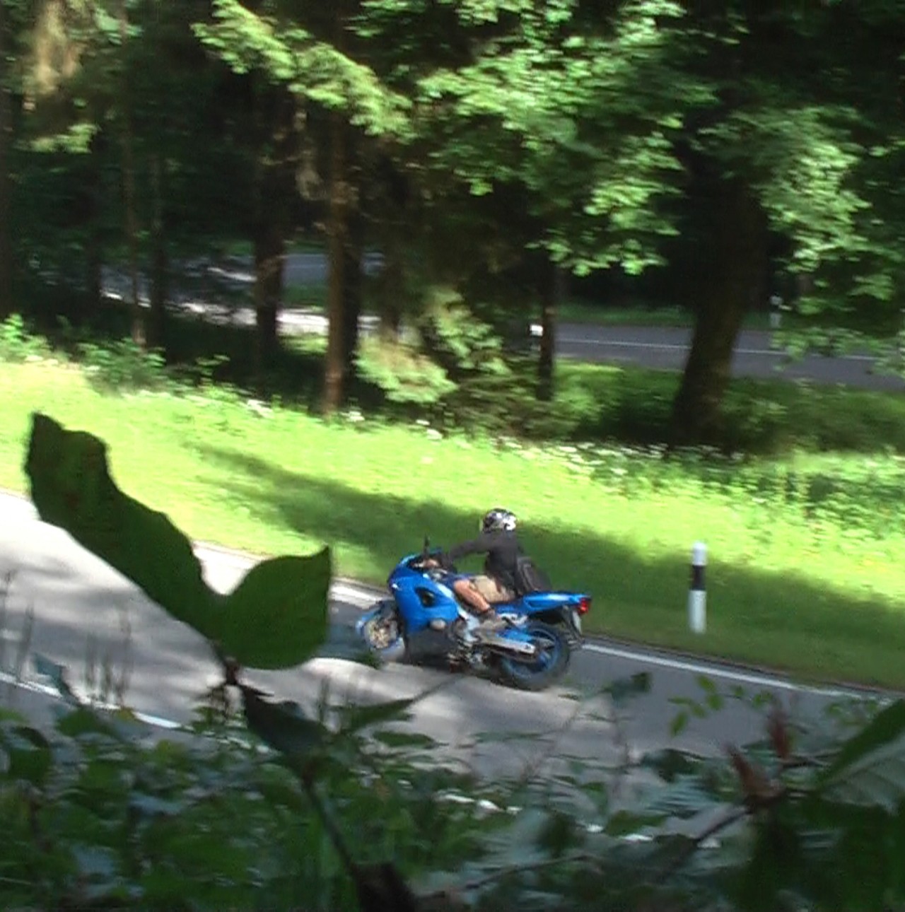 Geflüchteter Motorradfahrer mit entwendetem Kontrollschild