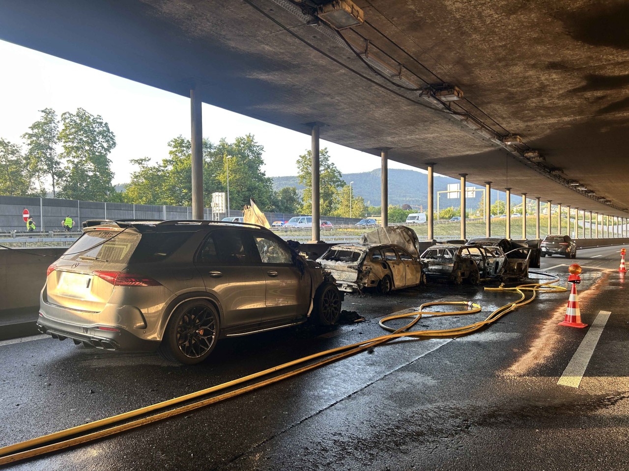 Ausgebrannte Fahrzeuge auf dem 2. Überholstreifen der Autobahn.