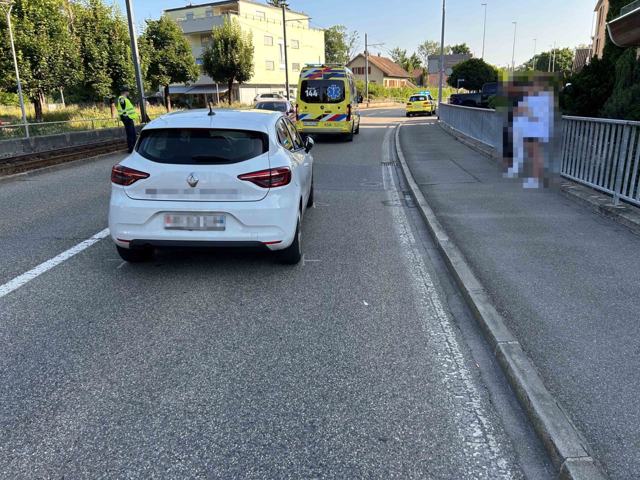 Unfallbeteiligtes Auto auf Aarauerstrasse.