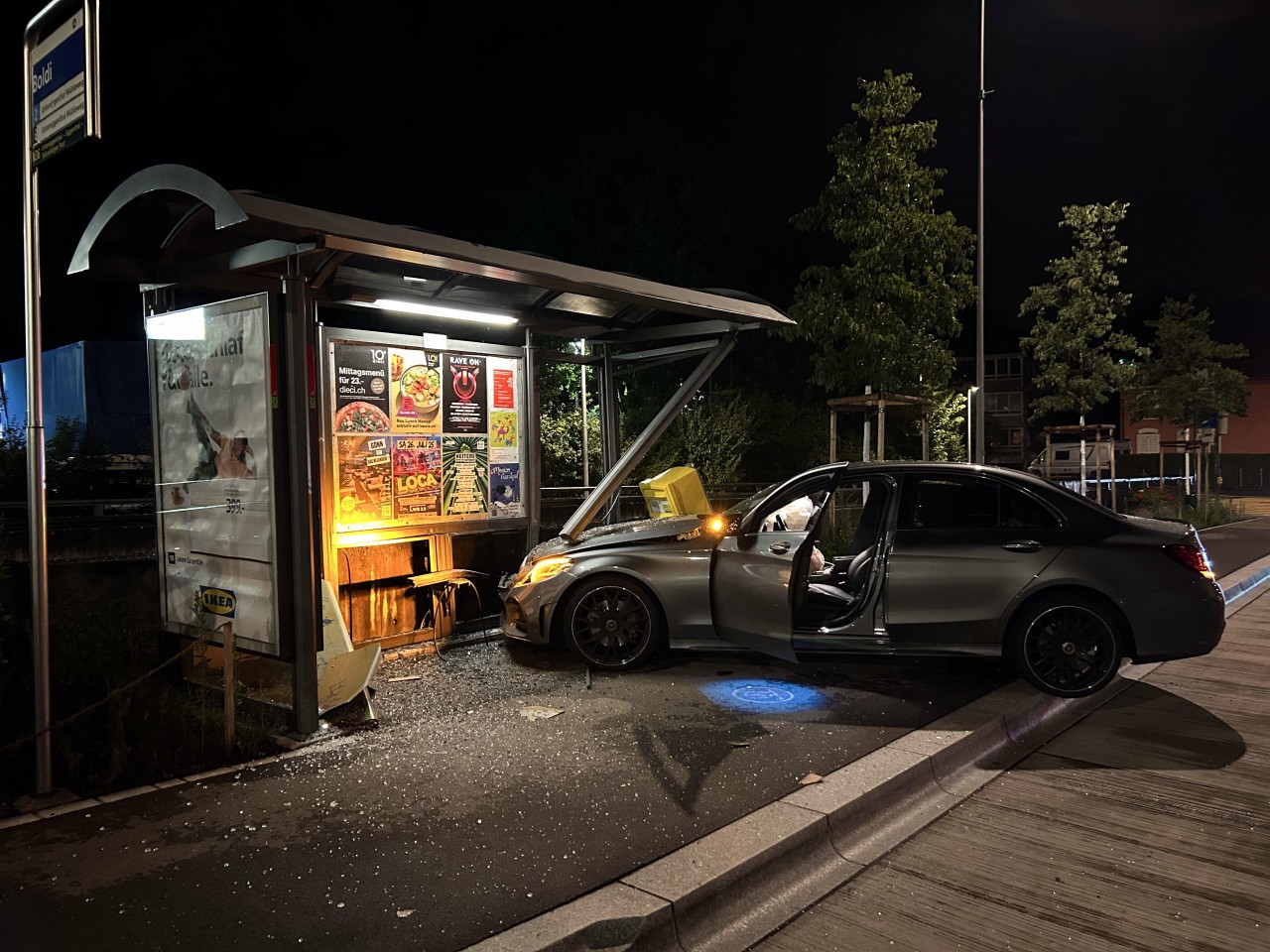 Beschädigtes Fahrzeug kollidiert mit Bushaltestelle.