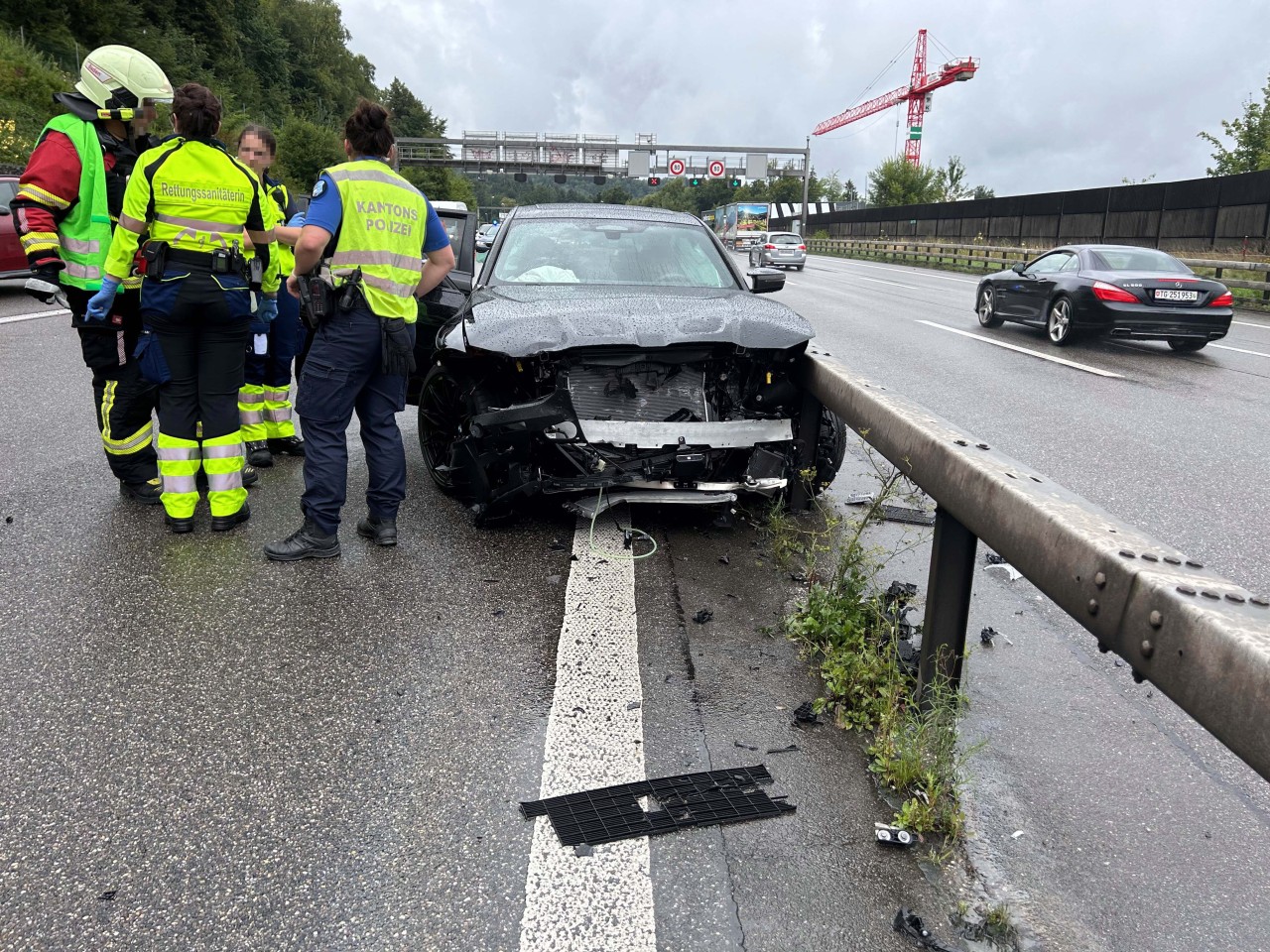 Verunfalltes Fahrzeug auf Autobahn.