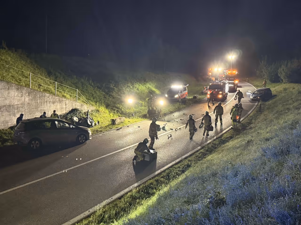 Unfallörtlichkeit mit zwei beschädigten Fahrzeugen. Feuerwhr und Polizei vor Ort.