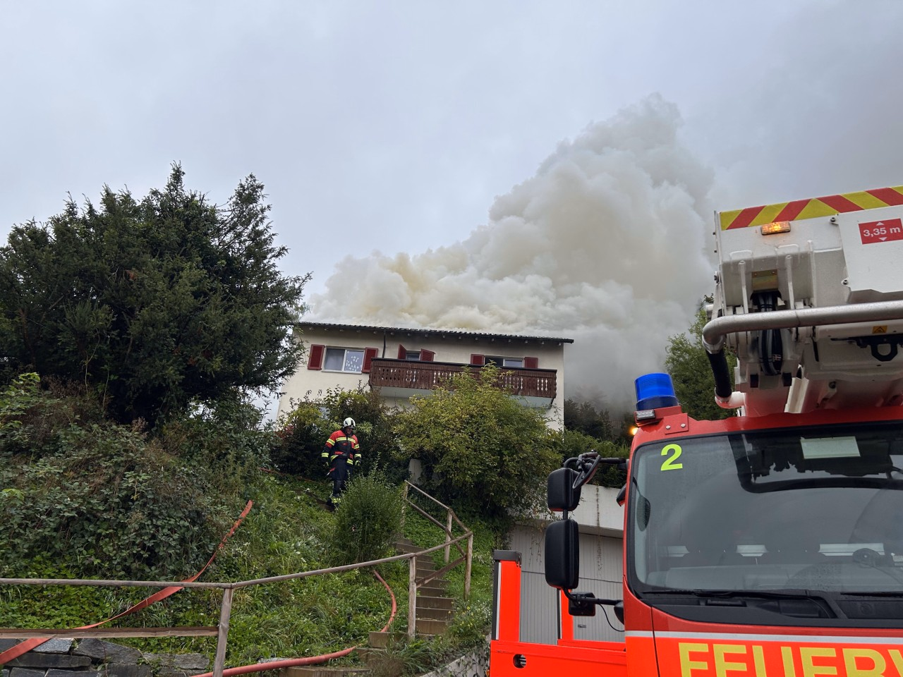 Rauch aus EFH mit Feuerwehr.