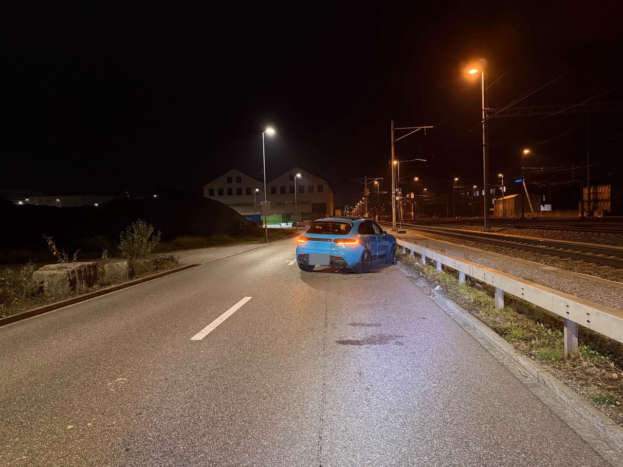 Leitplanke und Unfallfahrzeug.