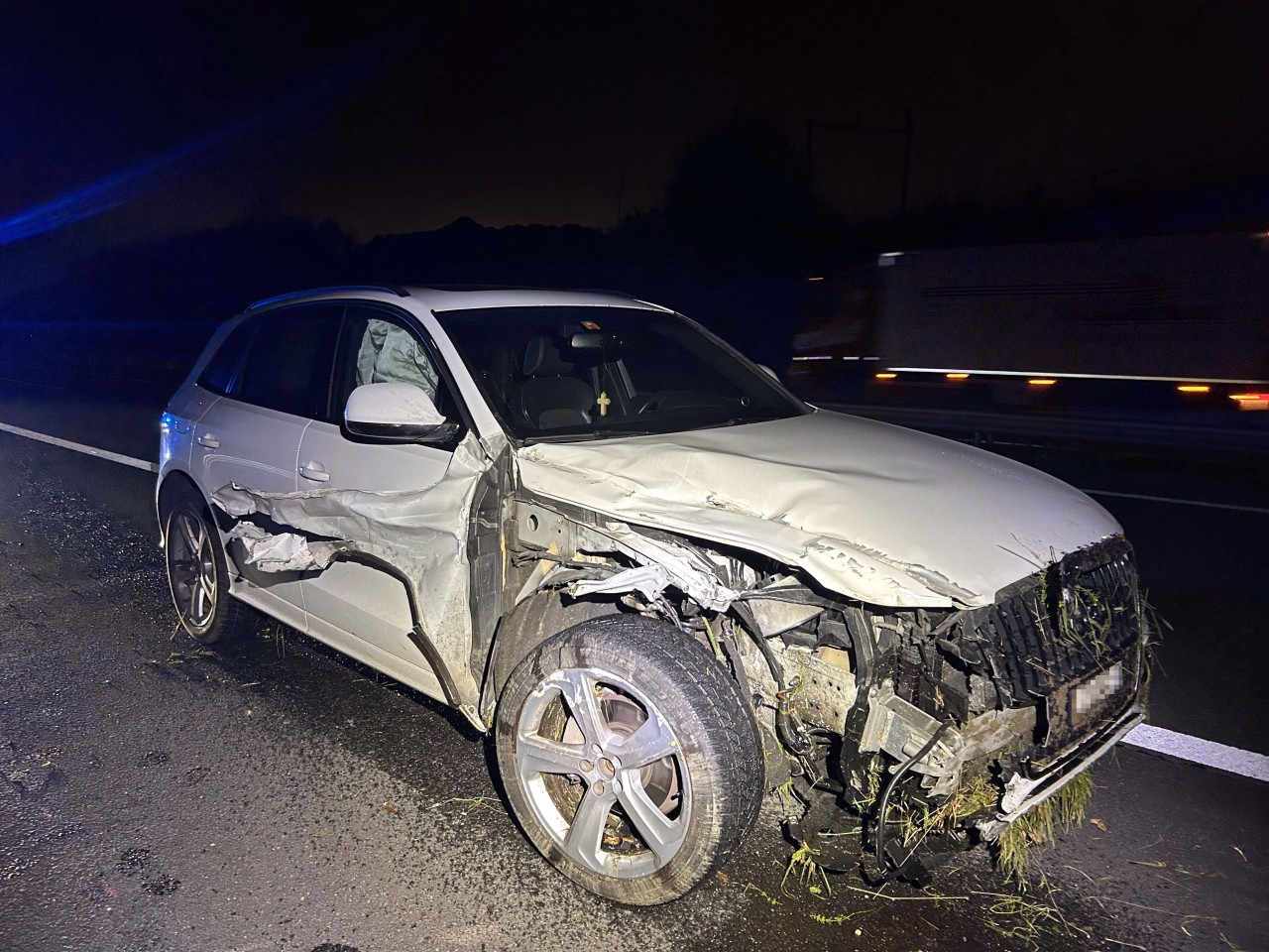 Weisser Audi Kleinwagen mit Beschädigungen an der Front und der Seite.