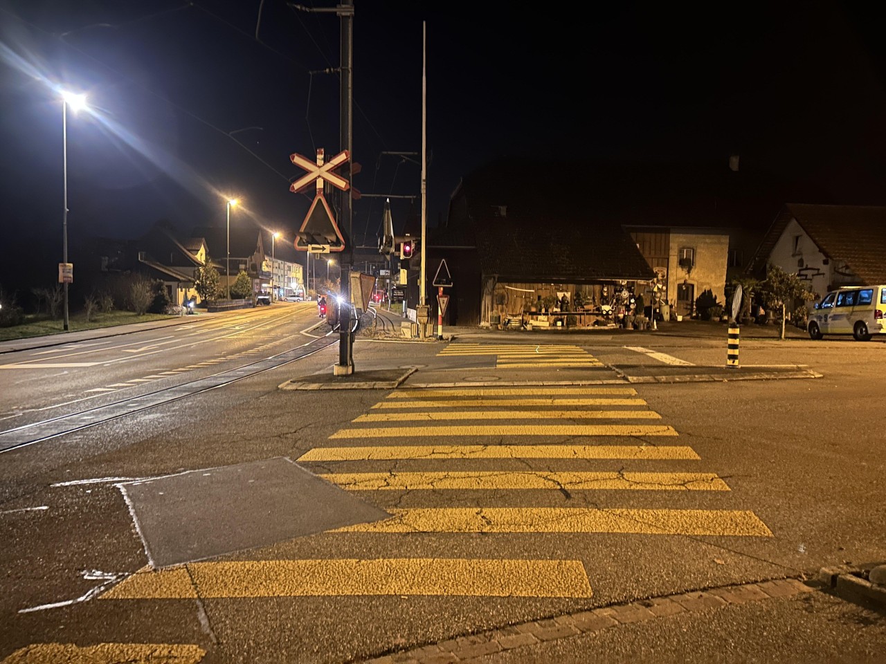 Fussgängerstreifen, fotografiert in der Nacht.
