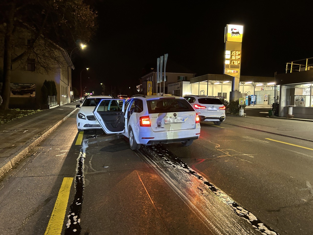 Weisser Skoda ist frontal in weissen Mercedes gefahren. Fahrzeuge vorne beschädigt.