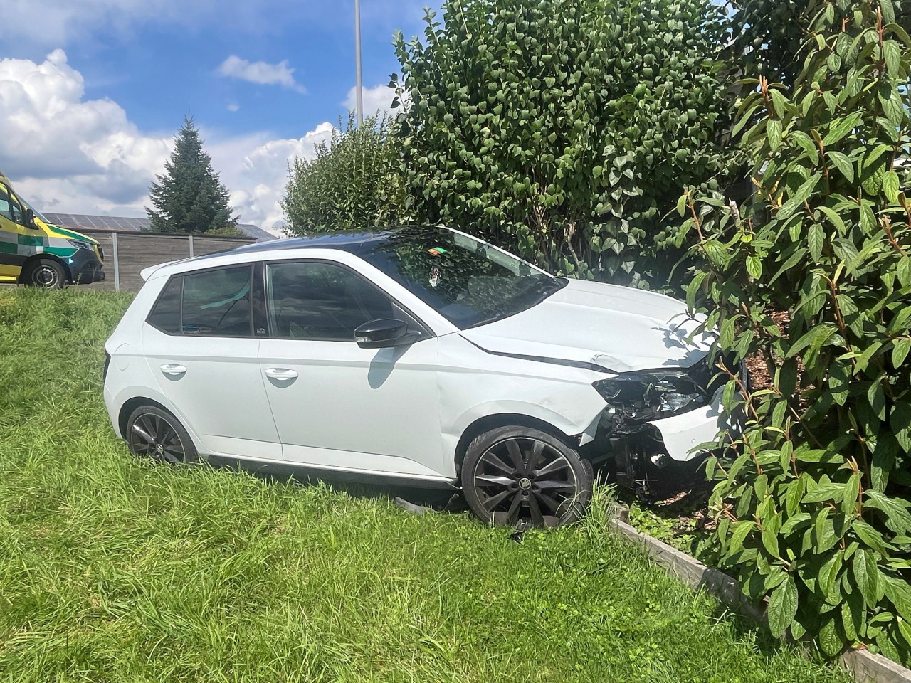 Stark beschädigter Unfallwagen.