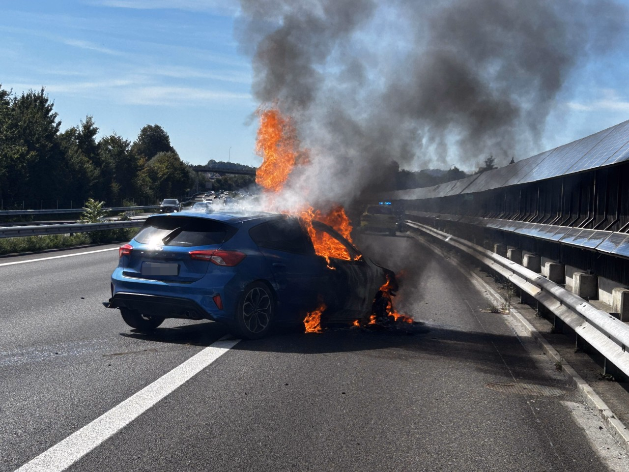 Unfallwagen auf der Autobahn in Flammen.
