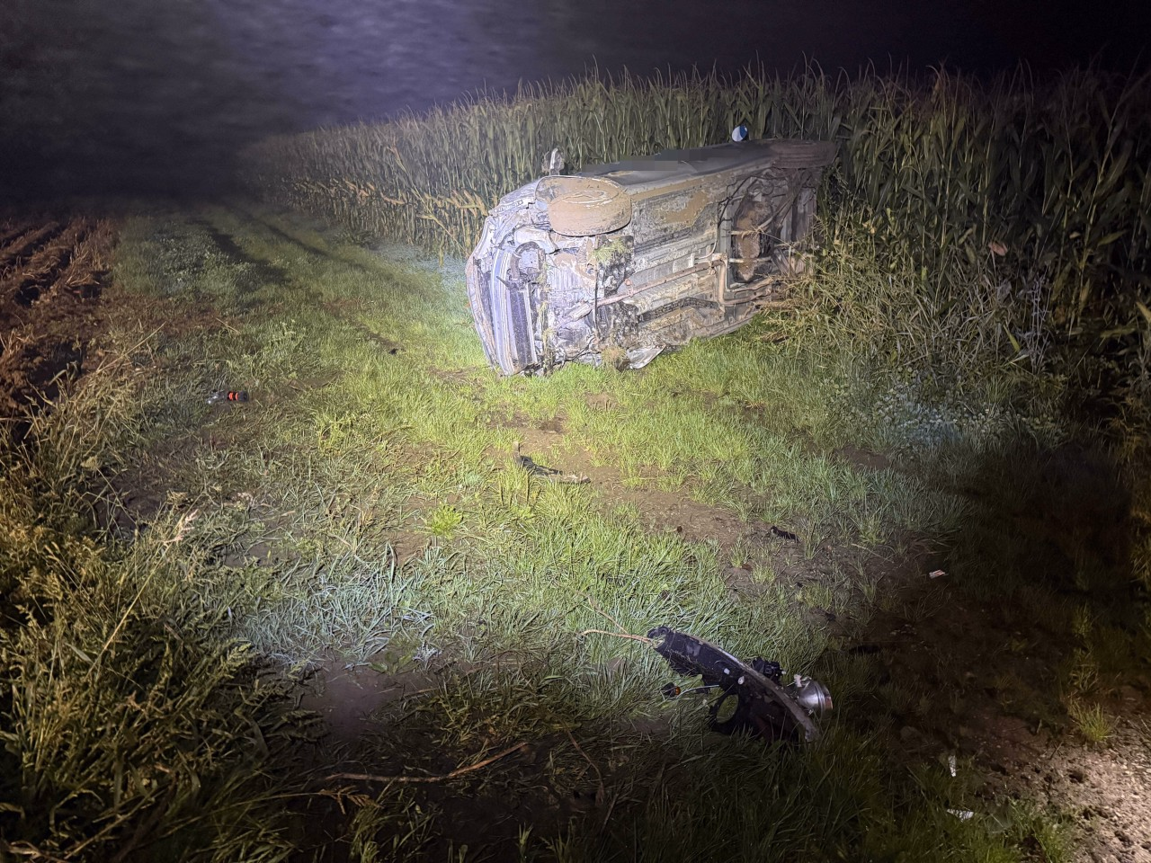 Demolierter Unfallwagen liegt auf der Seite.