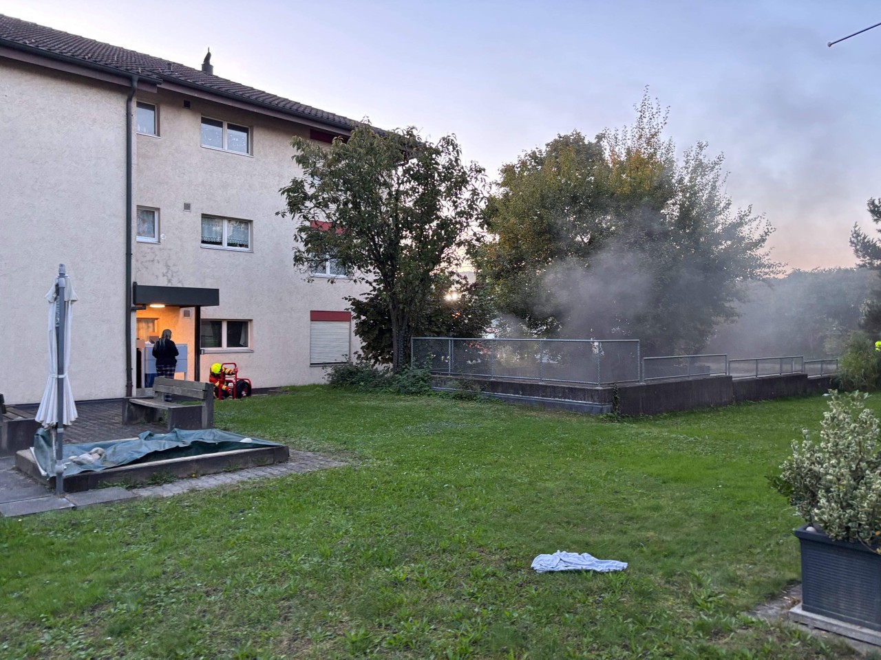 Rauch dringt aus der Tiefgarage.