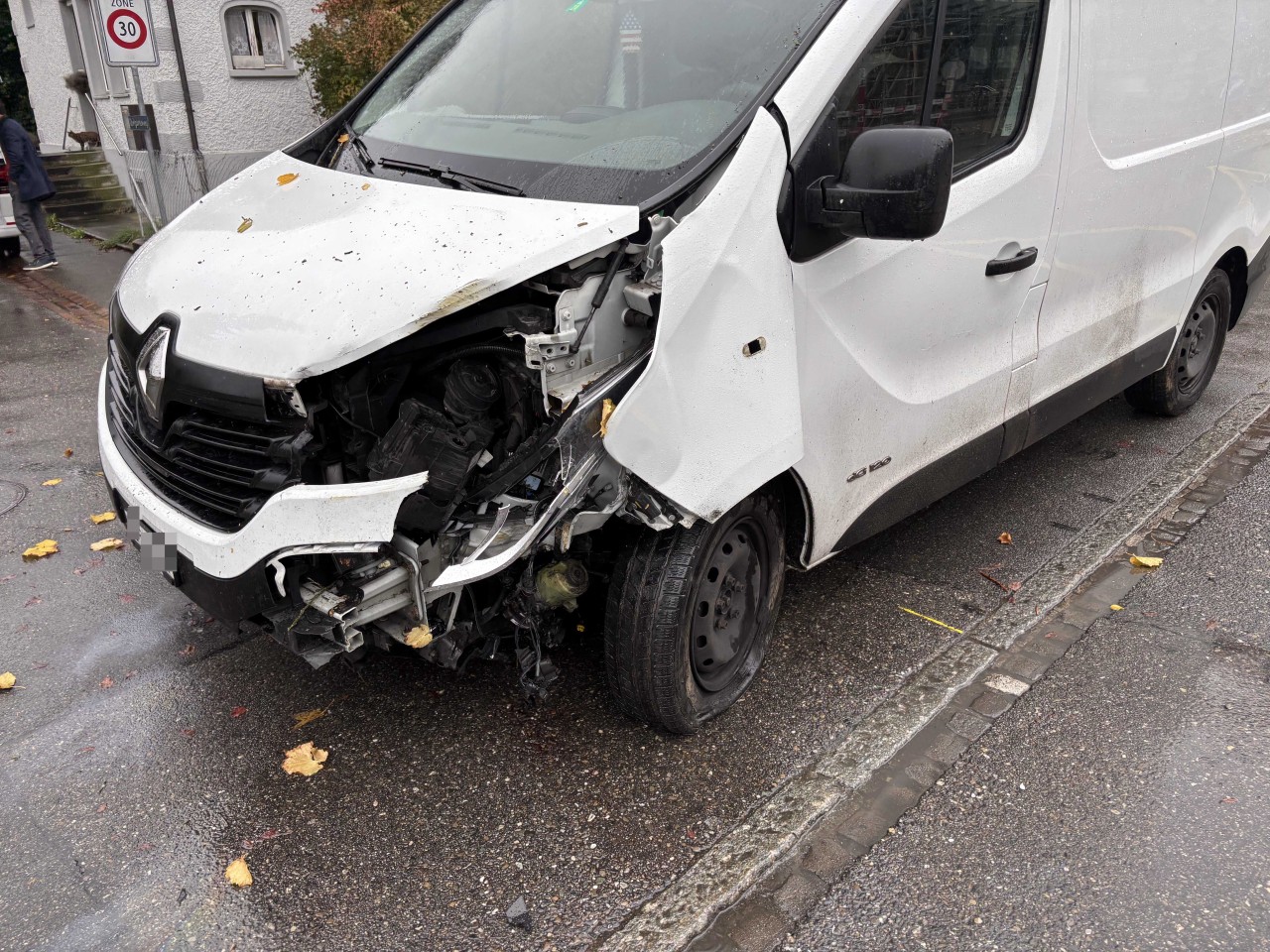 Demolierter Unfallwagen.