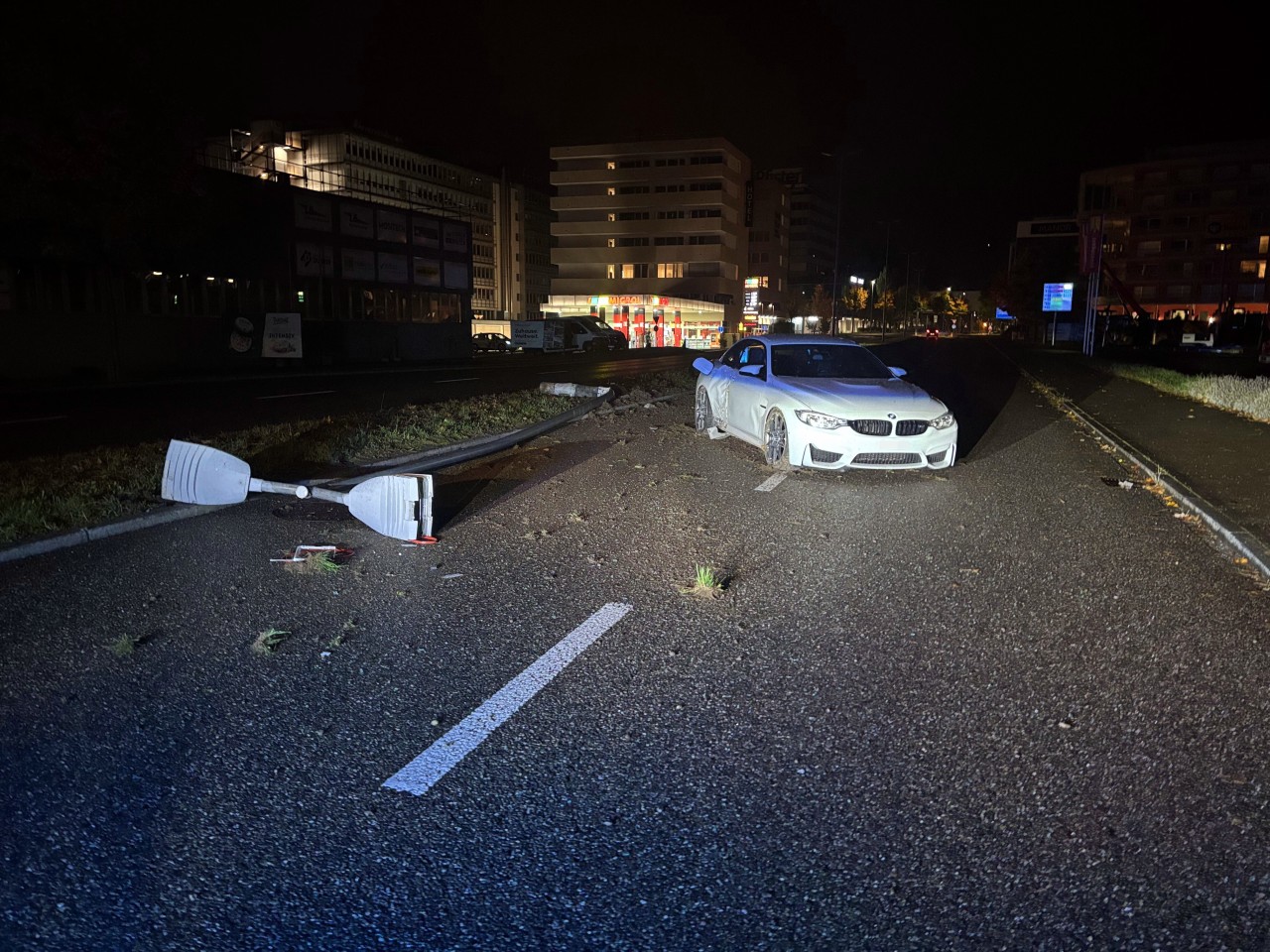 Demolierter BMW und umgestürzte Strassenlampe.