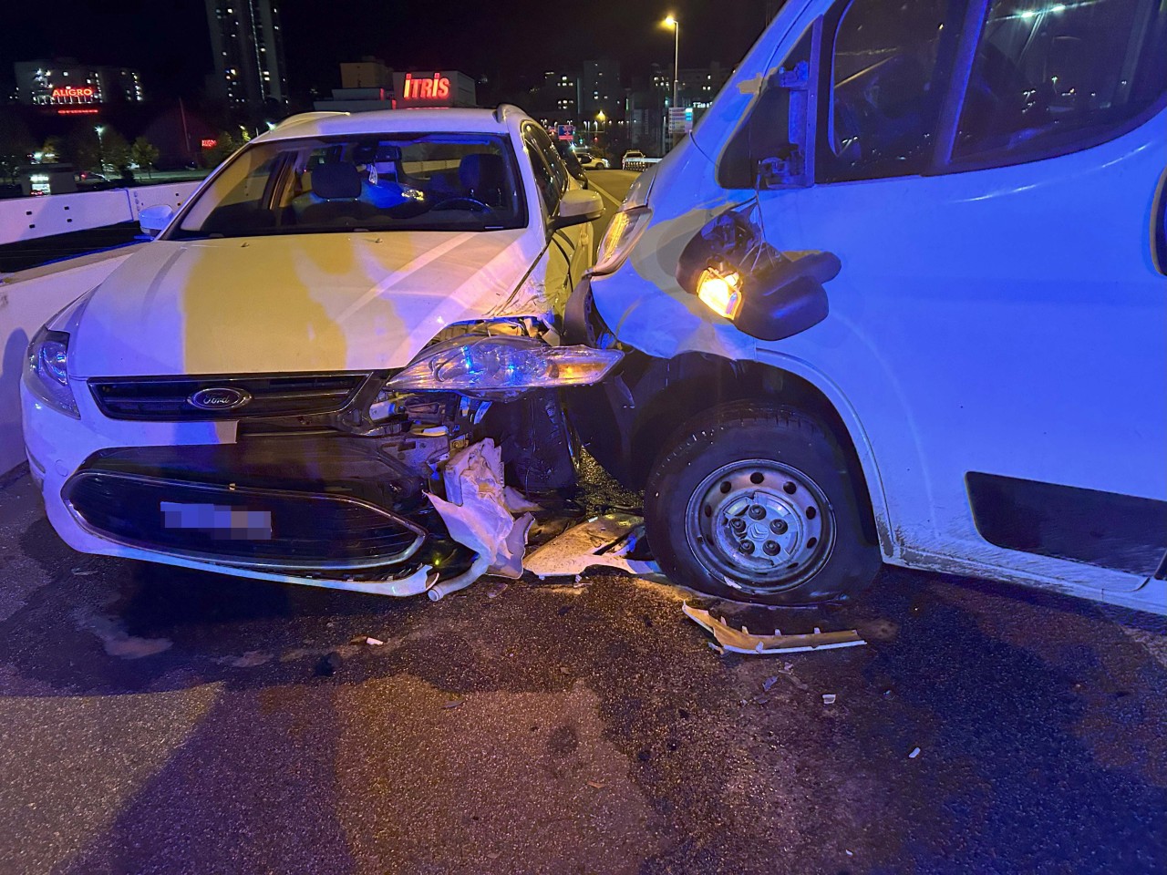 Demolierte Autos nach Frontalkollision.