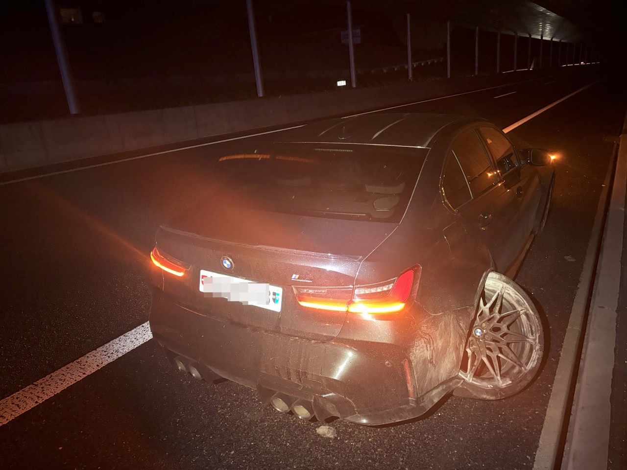 Demolierter Unfallwagen in Tunnel.