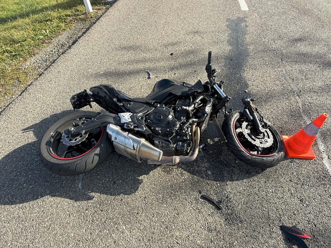 Stark beschädigtes Motorrad liegt am Boden.
