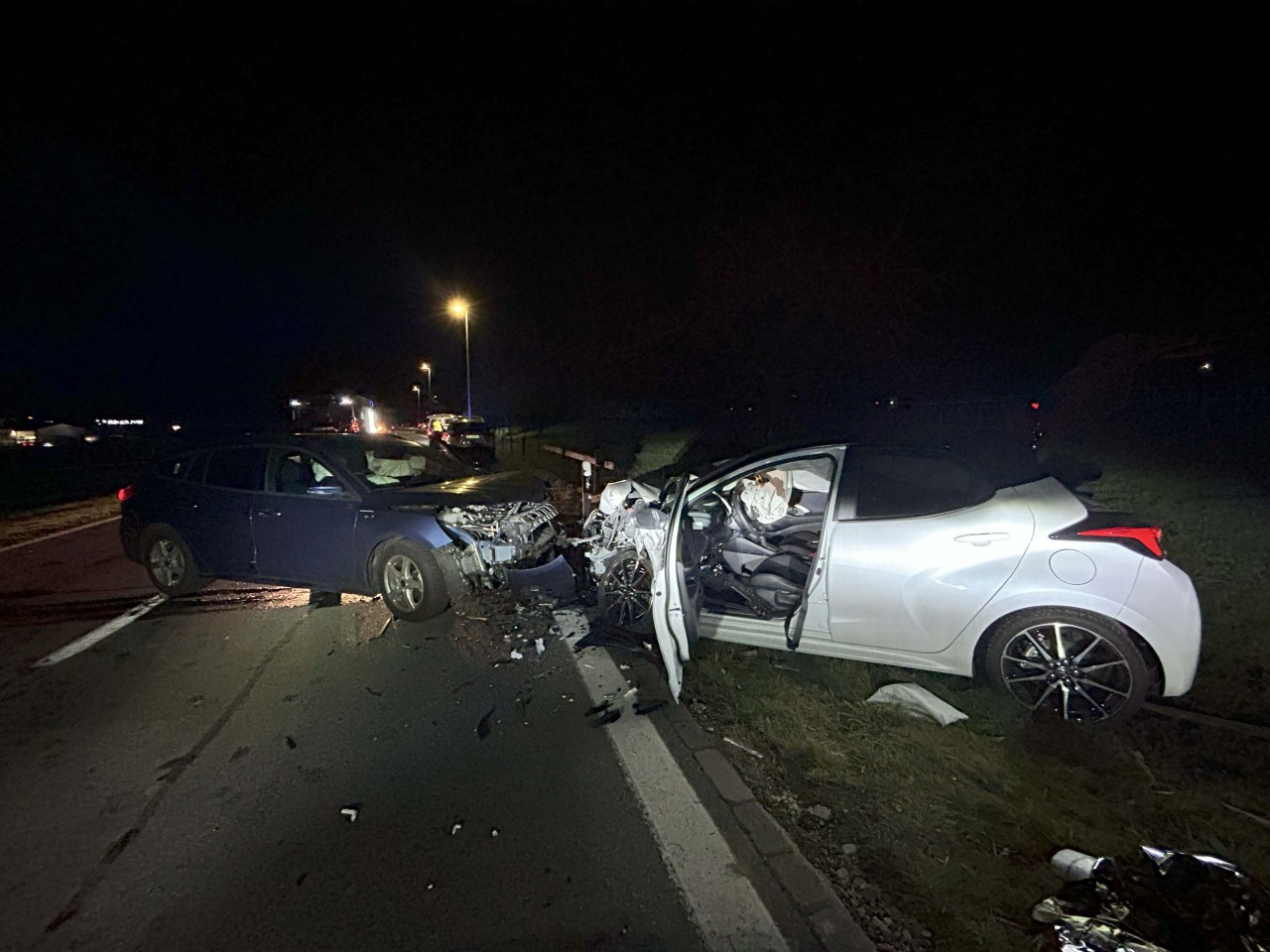 Demolierte Unfallwagen nach Frontalkollision.