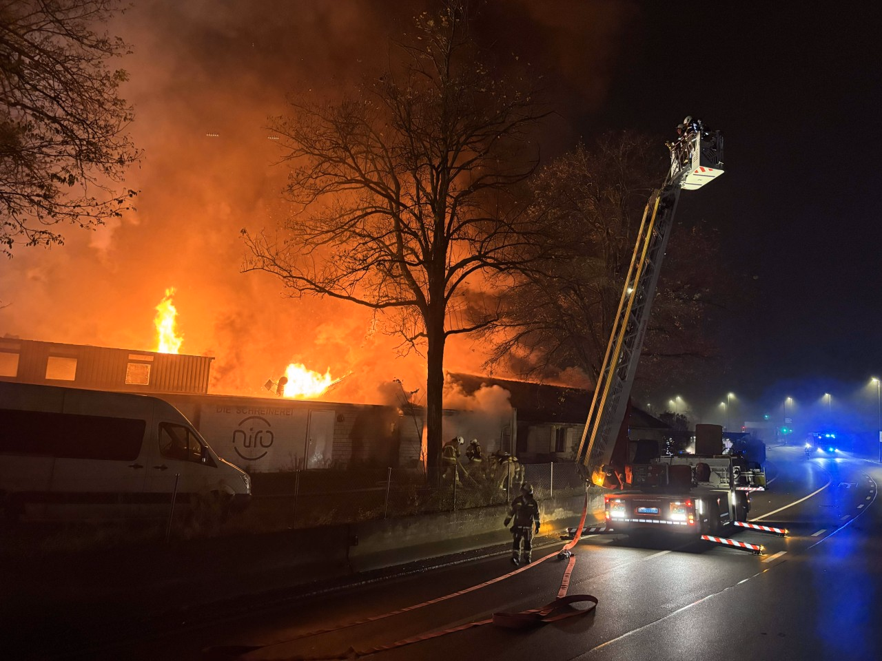 Flammen schlagen aus dem Dach.