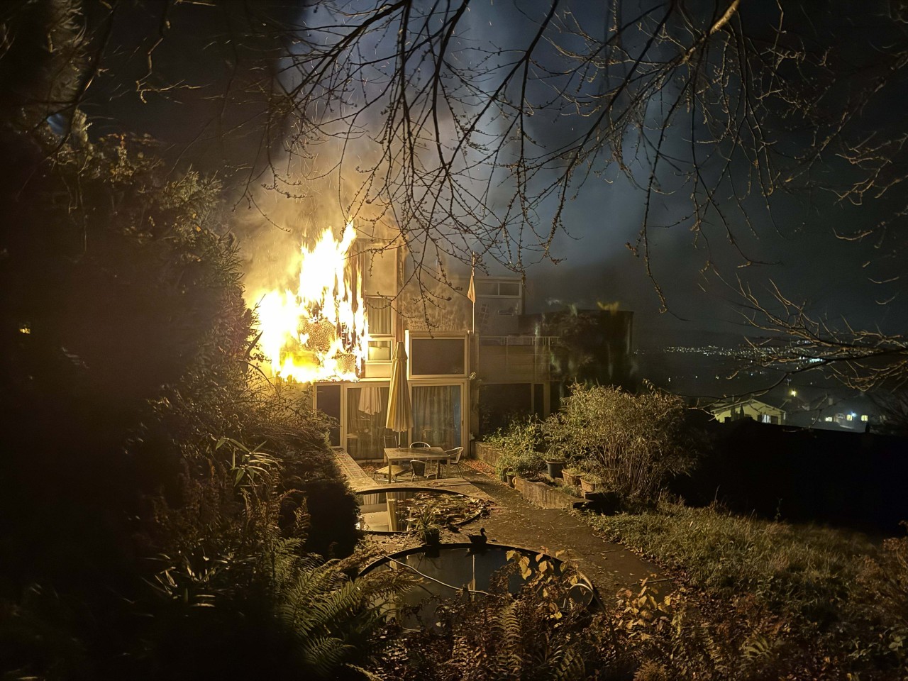 Einfamilienhaus in Flammen.