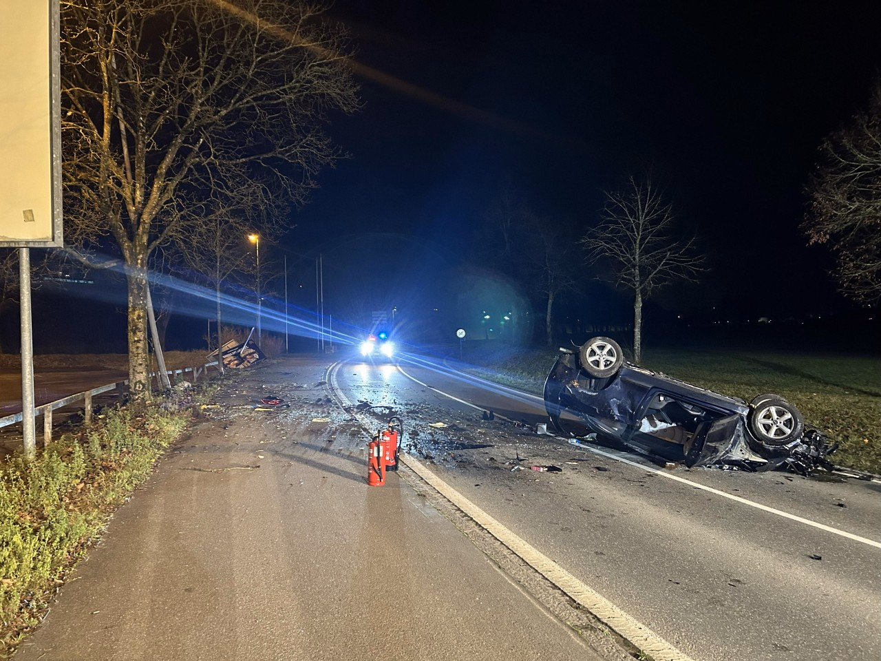 Demolierter Unfallwagen liegt auf dem Dach.