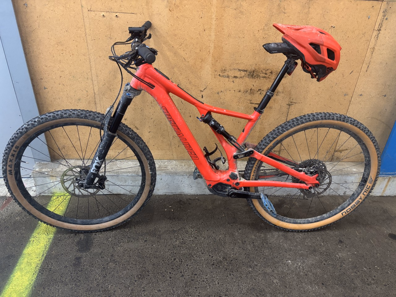 Rotes E-Mountainbike der Marke Specialized.