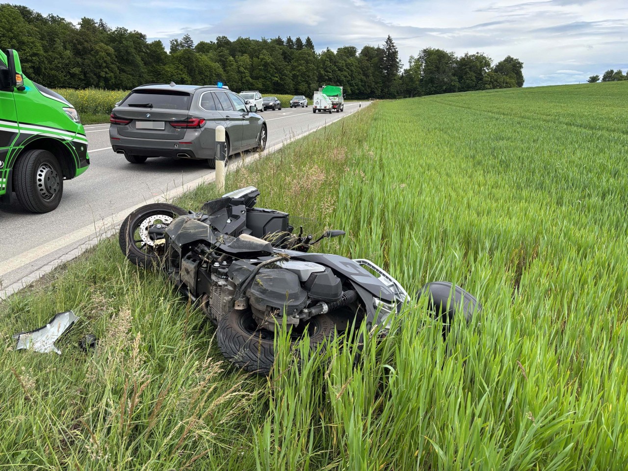 Motorrad liegt am Strassenrand.