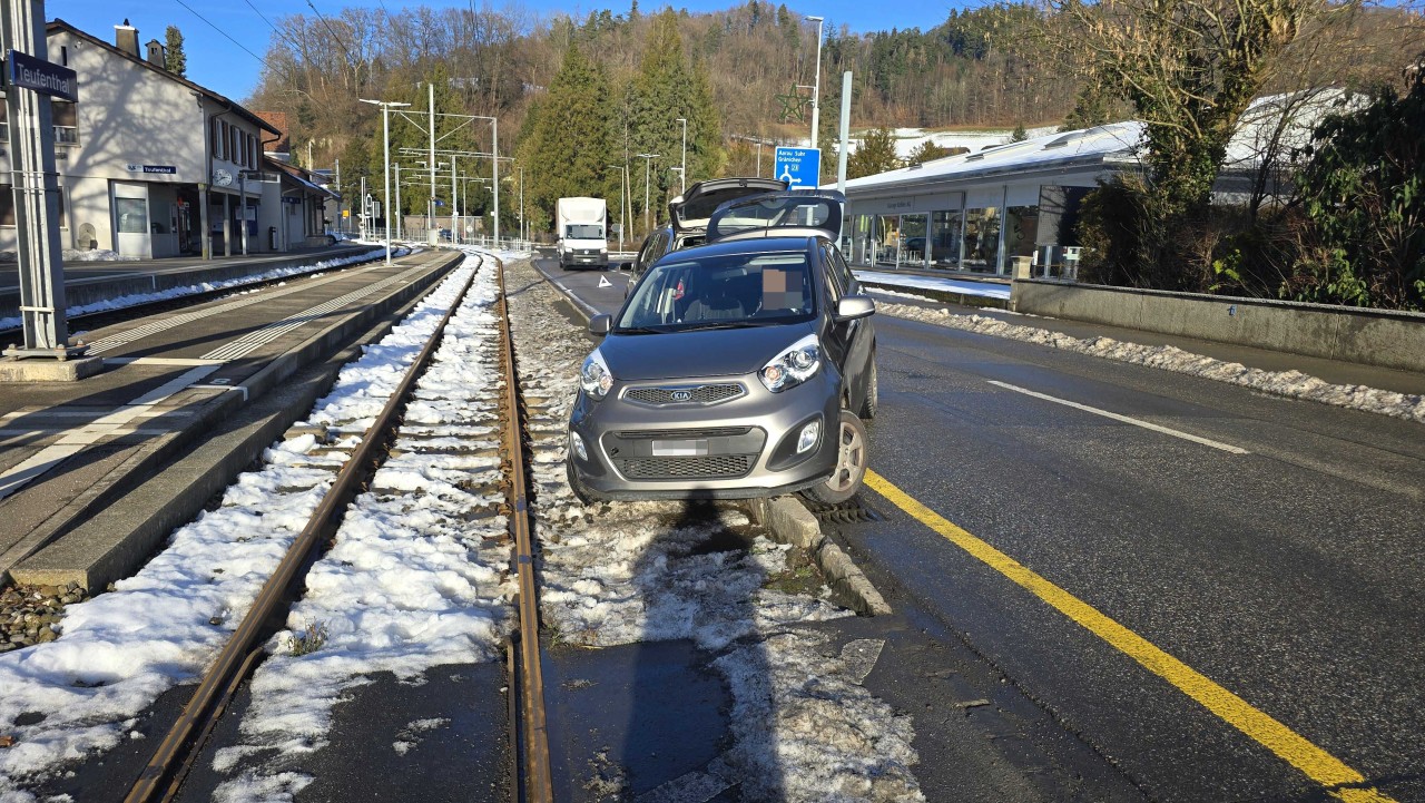 Unfallfahrzueg nach Selbstunfall im Schotter stecken geblieben.