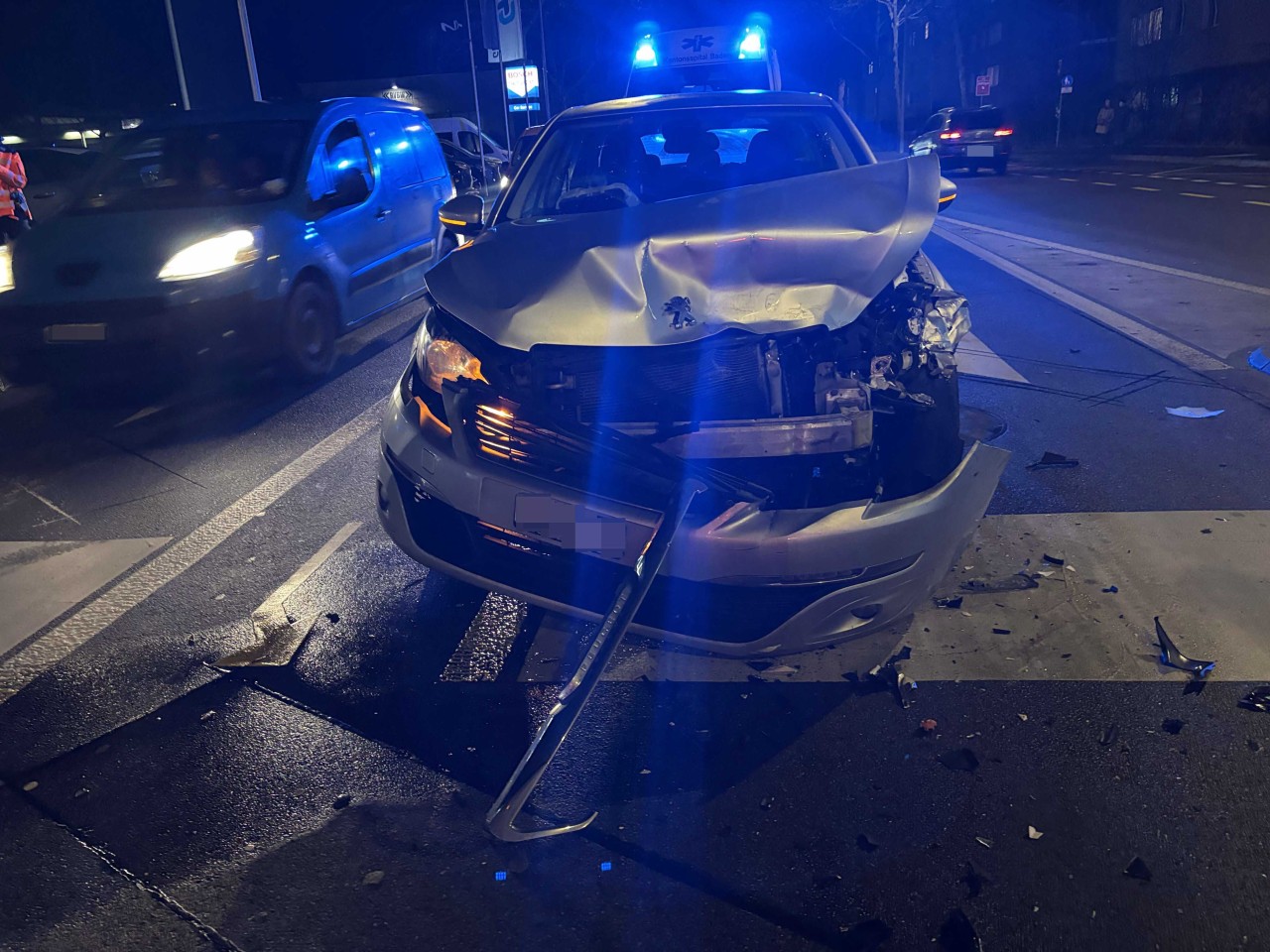Beschädigtes Fahrzeug nach Auffahrkollision.