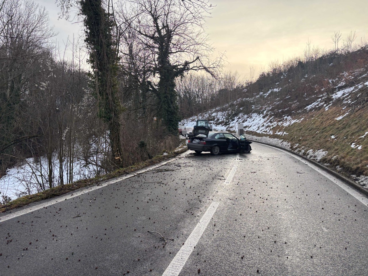 Gegen Baum gepralltes Unfallfahrzeug.