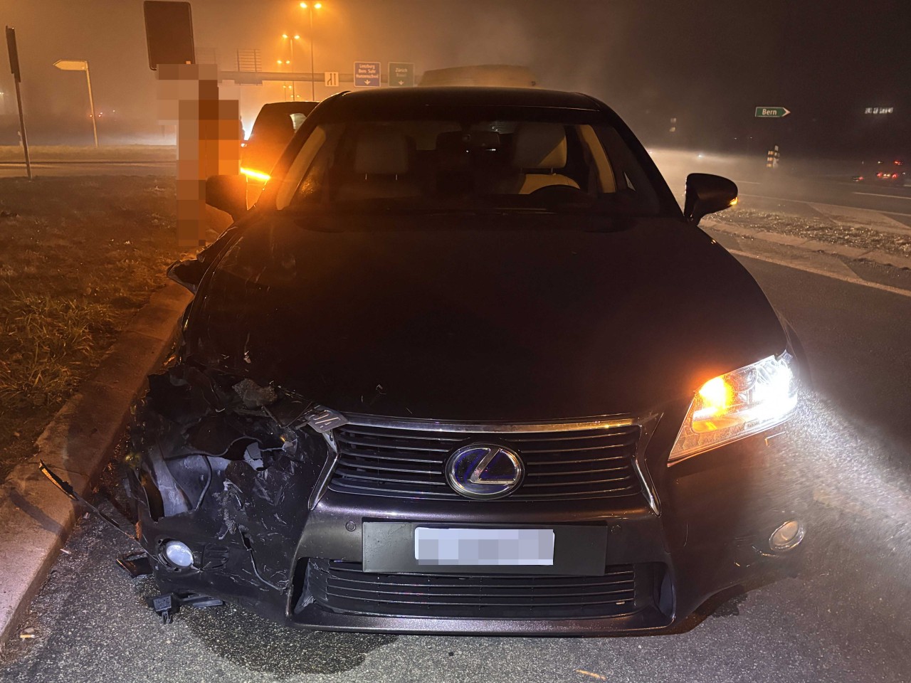 Unfallfahrzeug mit beschädigter Stossstange vorne rechts.
