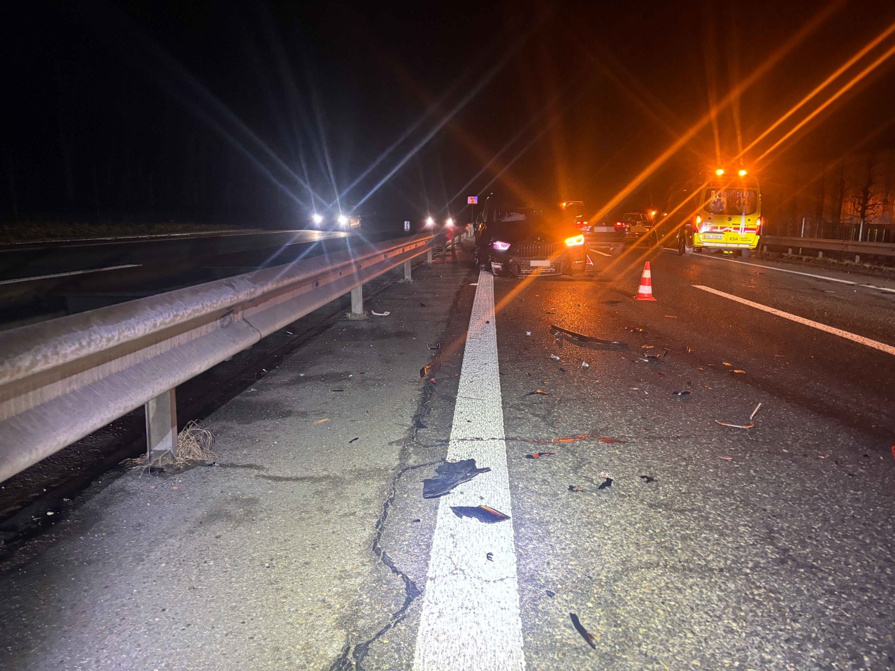 Strasse mit Unfallfahrzeug.