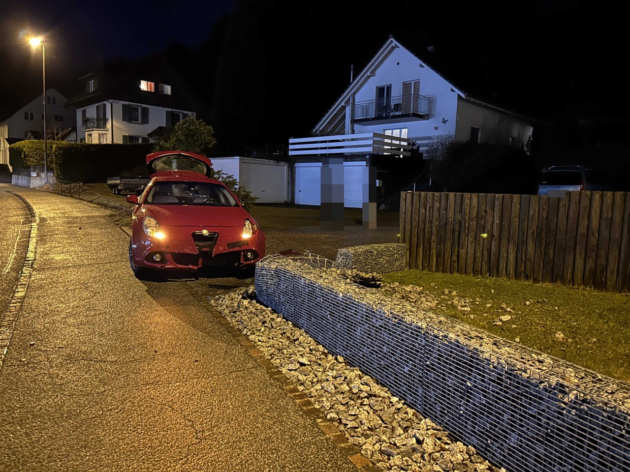 Unfallfahrzeug kollidierte mit Mauer.