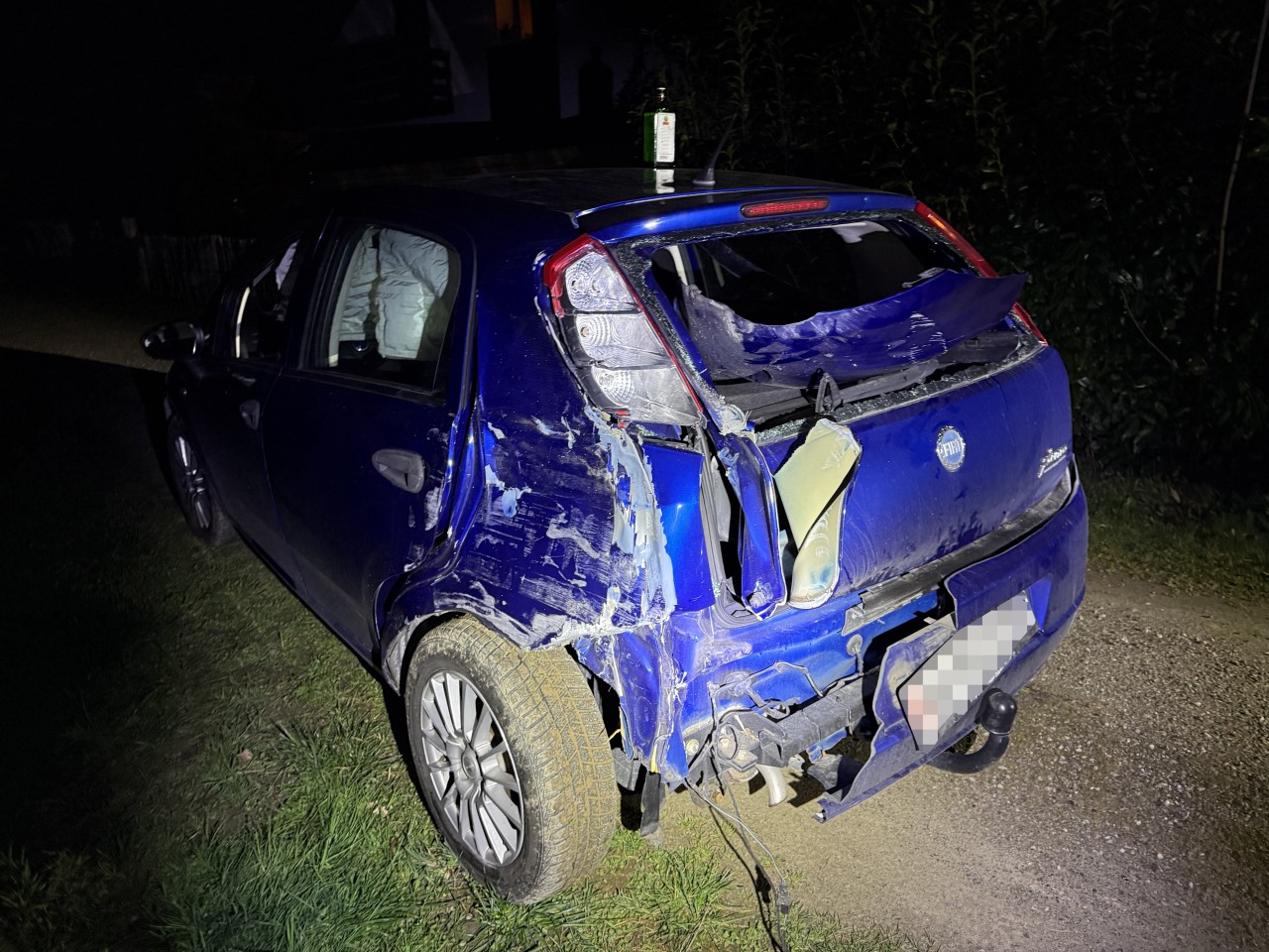 Demolierter Fiat mit Beschädigungen am Heck.