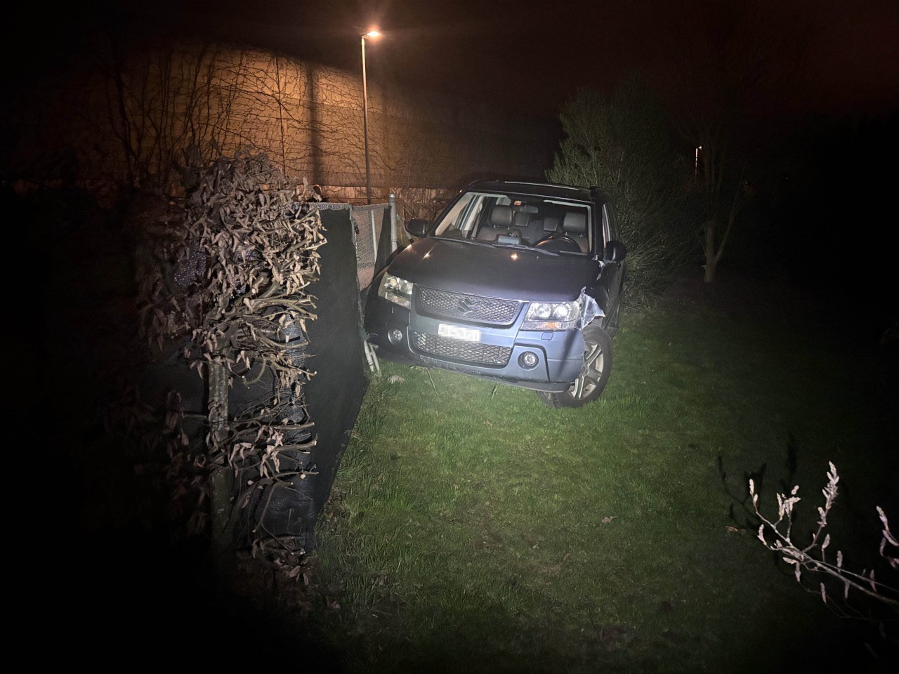 Verunfalltes Auto im Garten.
