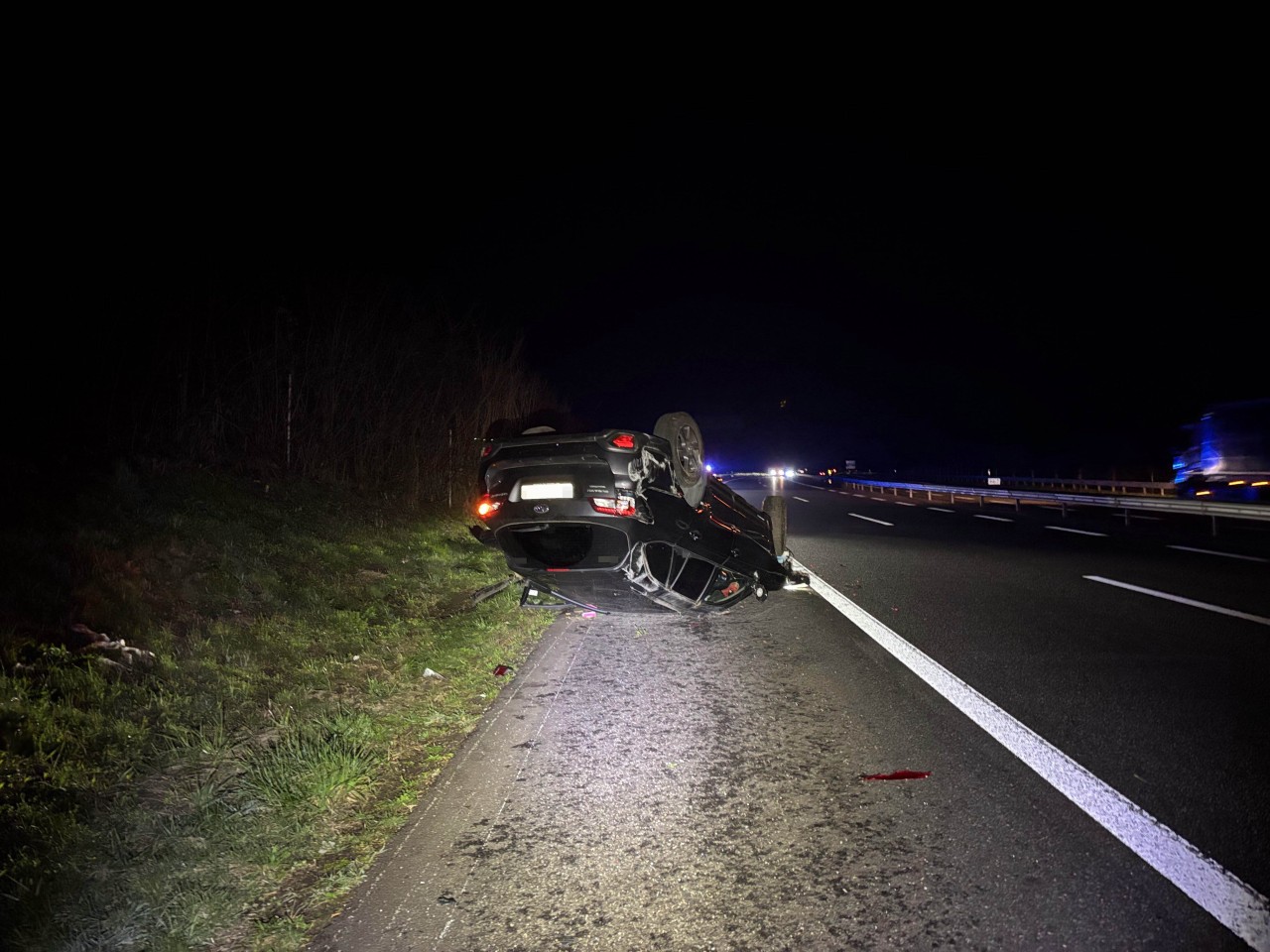 Verunfalltes Auto auf dem Dach auf dem Pannenstreifen.