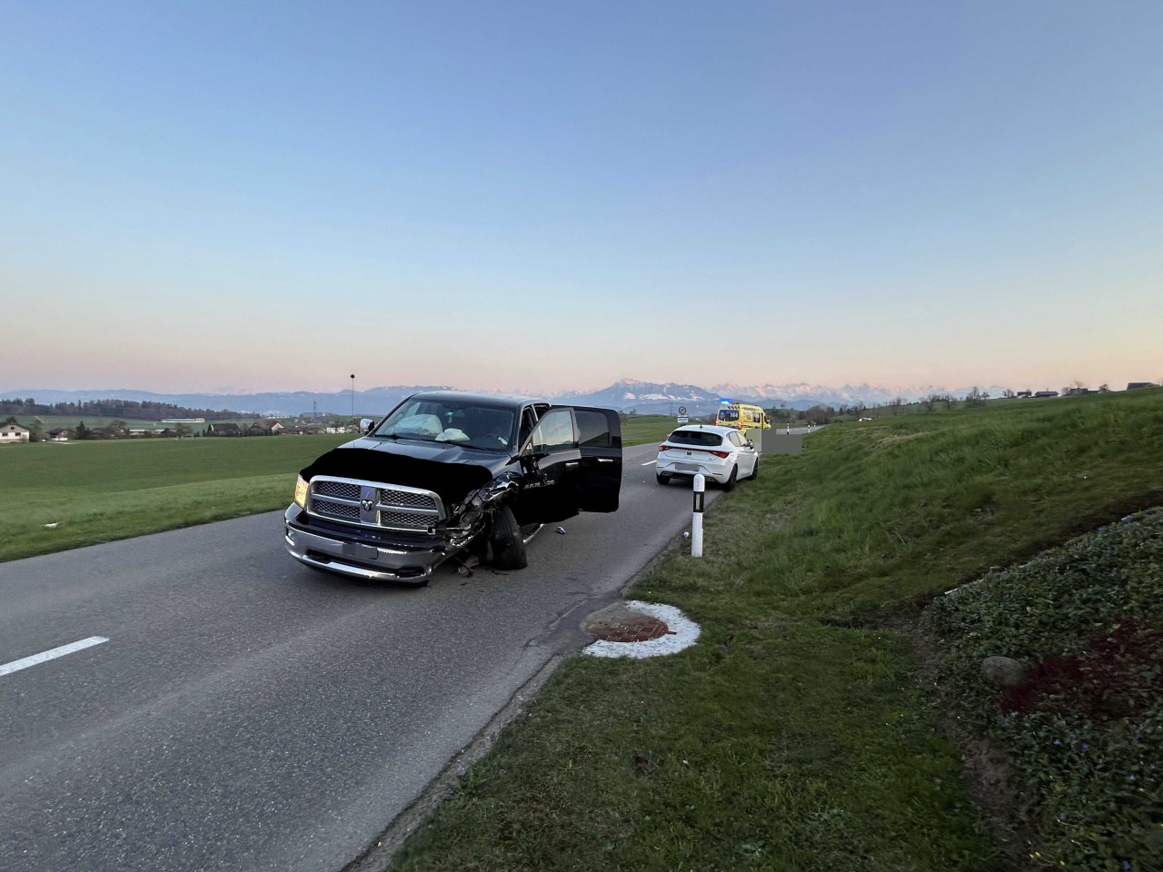 Unfallplatz nach Frontalkollision zwischen einem Motorrad und einem Personenwagen.