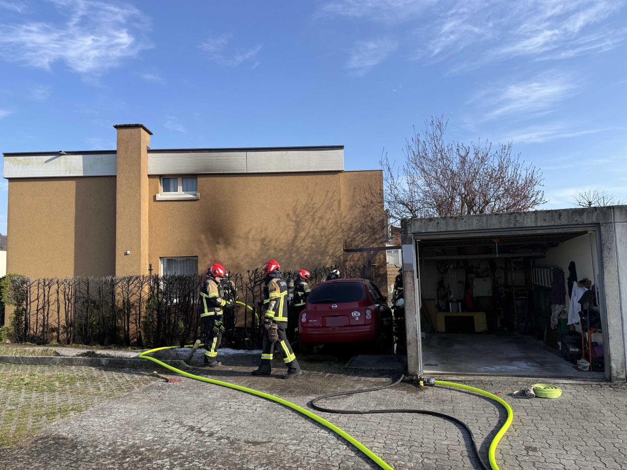 Niedergebrannte Thuja-Hecke und Auto iin Endingen.