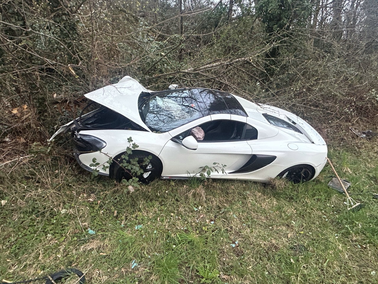Demolierter McLaren nach Selbstunfall.