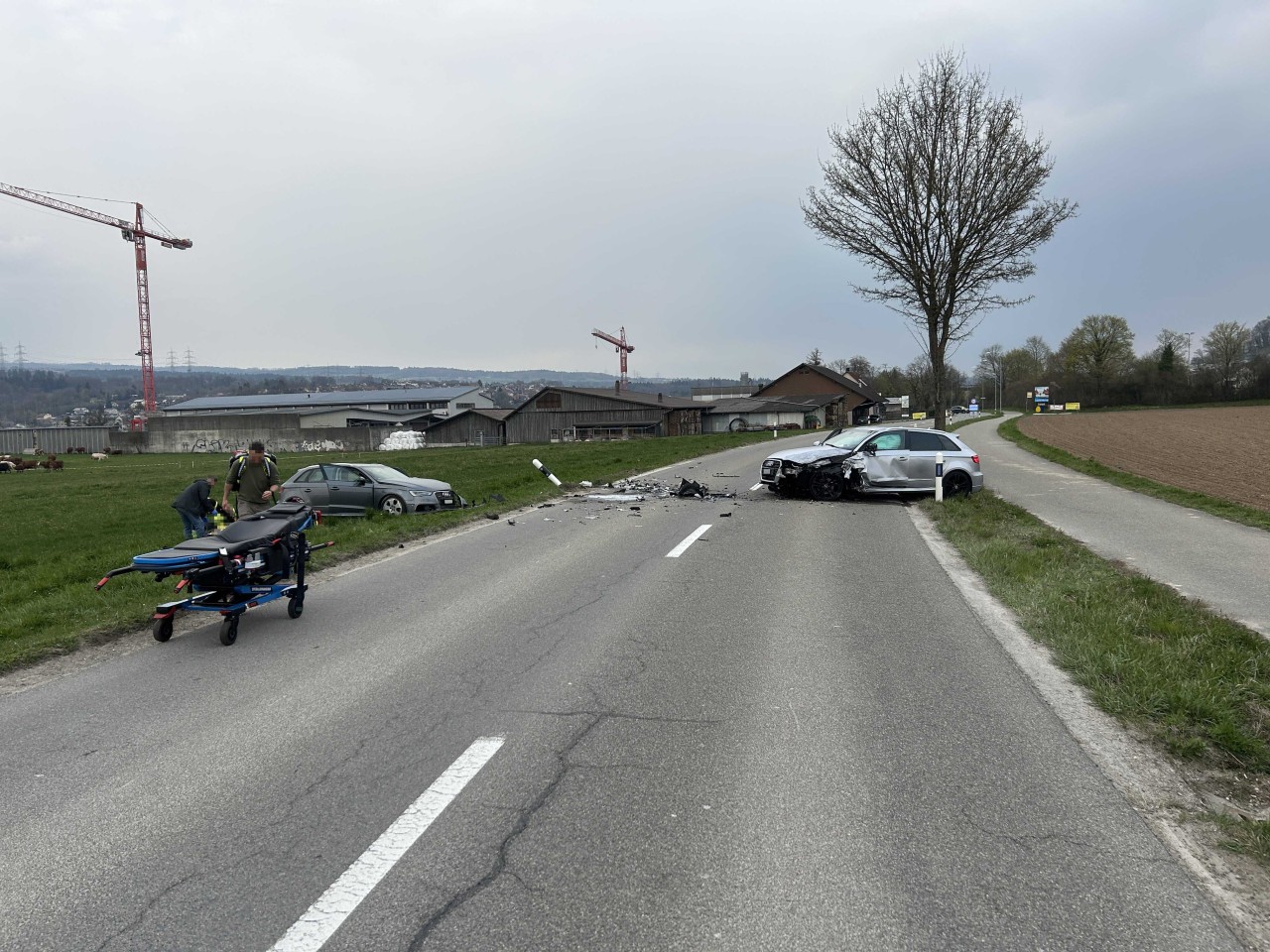 Demolierte Personenwagen nach Frontalkollision in Kaisten.