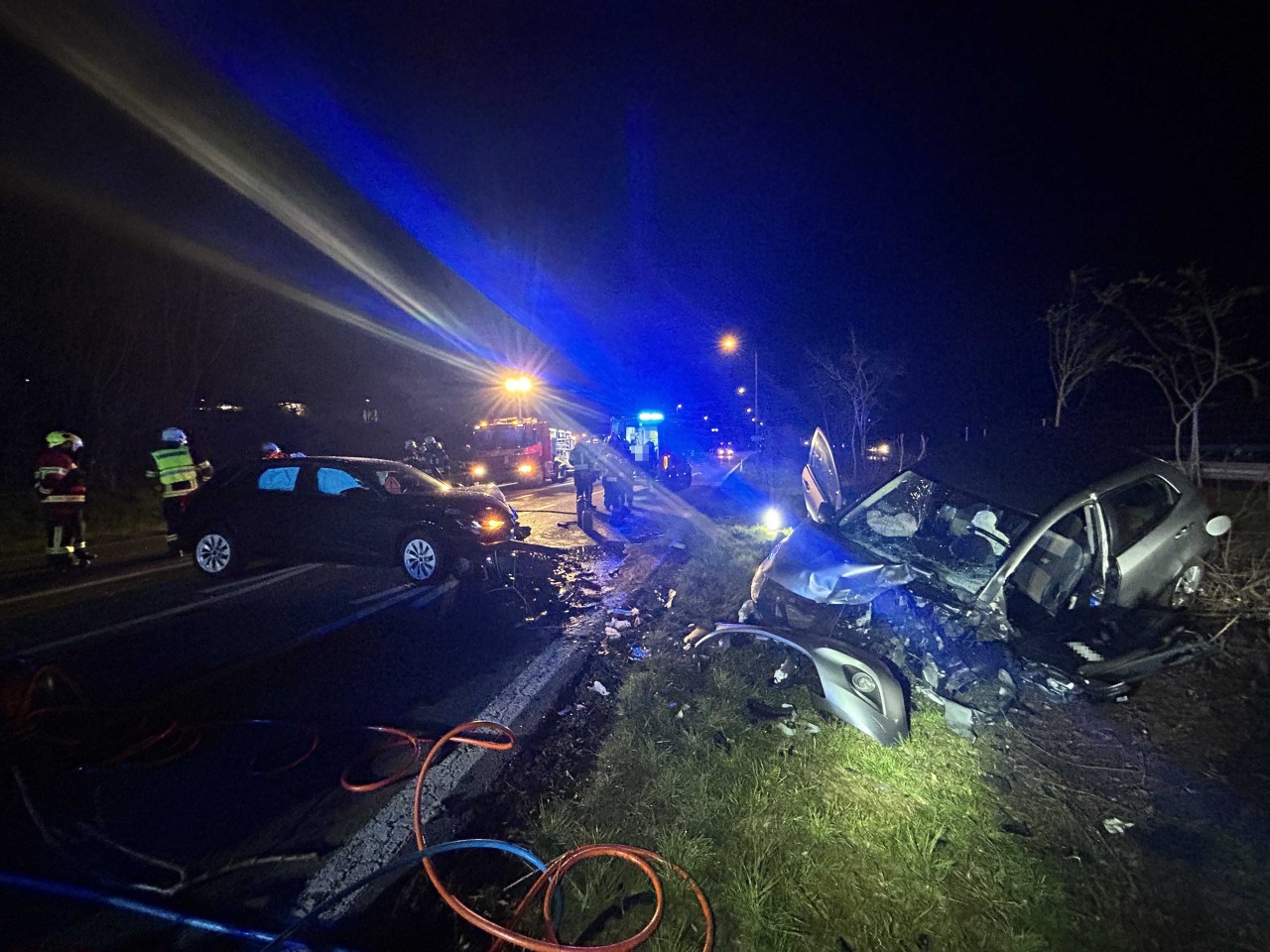 Beschädigte Fahrzeuge nach Frontalkollision.
