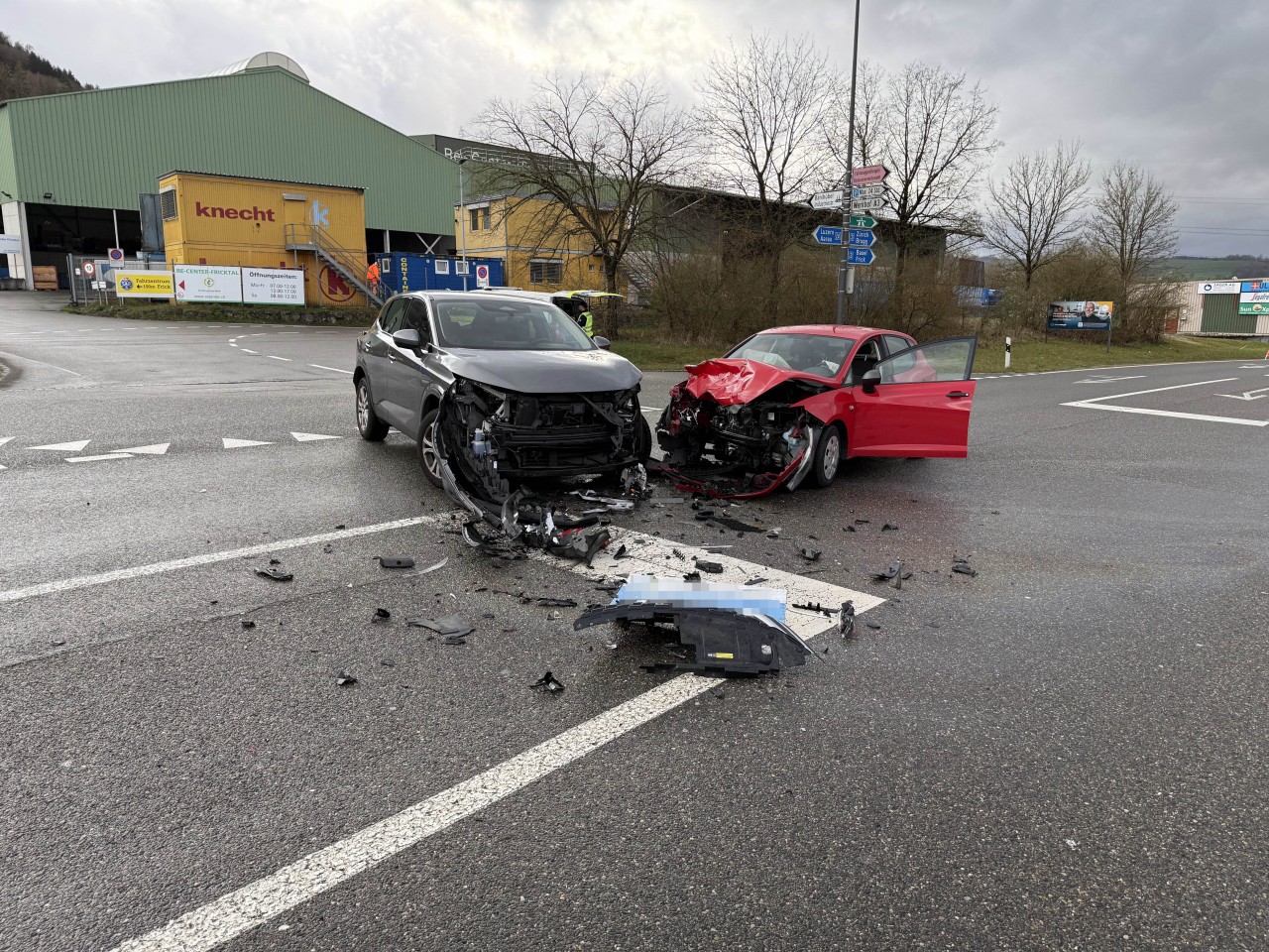 Zwei beschädigte Autos aufgrund des Unfalles.
